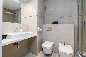 Bruser, hårtørrer, håndklæder