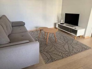 TV - Marcelinska 100A Poznań | Elegant Apartment with Parking (Poznan)