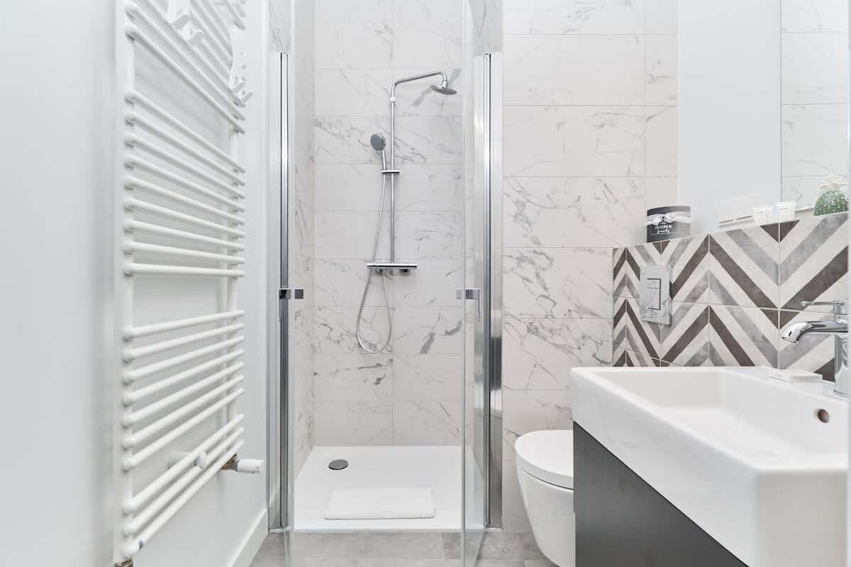 Shower, hair dryer, towels, shampoo