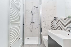 Dusche, Haartrockner, Handtücher