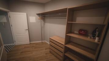 1 slaapkamer, luxe beddengoed, een bureau, een strijkplank/strijkijzer