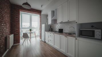 Full-sized fridge, microwave, stovetop, electric kettle