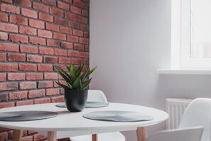 Tủ lạnh, lò vi sóng, bếp nấu, ấm điện 
