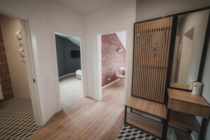 1 phòng ngủ, bộ đồ giường cao cấp, bàn, bàn ủi/dụng cụ ủi quần áo 