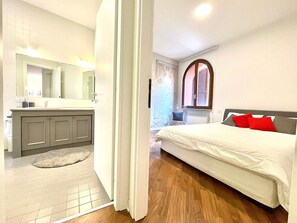 City-Apartment | Hochwertige Bettwaren, Daunenbettdecken, Zimmersafe