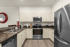 Refrigerador, microondas, lavavajillas y cafetera y tetera