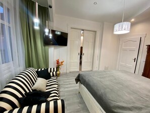 1 habitación, tabla de planchar con plancha, wifi gratis y ropa de cama