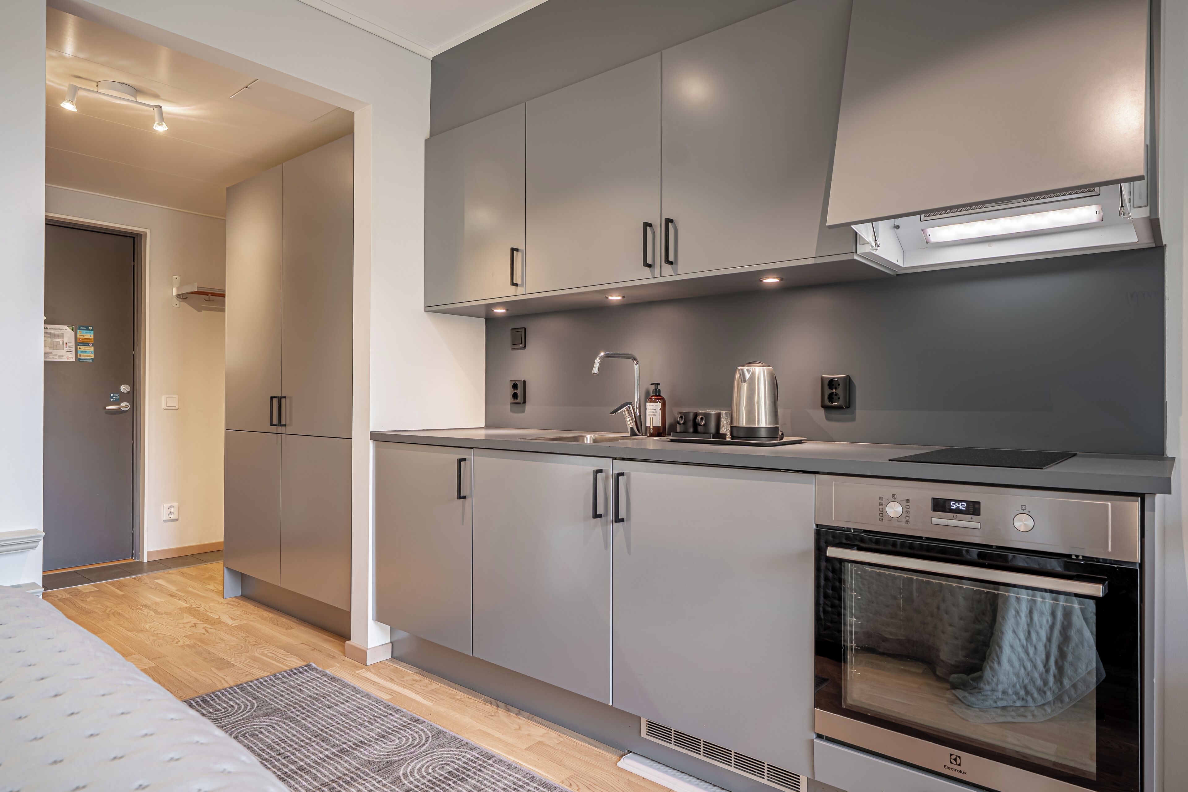 Superior-Studio | Eigene Küche | Mini-Kühlschrank, Herdplatte, Wasserkocher mit Kaffee-/Teezubehör