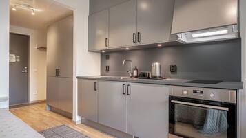 Estudio superior | Cocina privada | Frigorífico pequeño, placa de cocina y cafetera o tetera