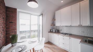 Classic Apartment | Private kitchen | Full-sized fridge, microwave, stovetop, electric kettle