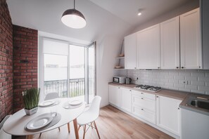 Apartamento clásico | Cocina privada | Frigorífico grande, microondas, placa de cocina y hervidor eléctrico
