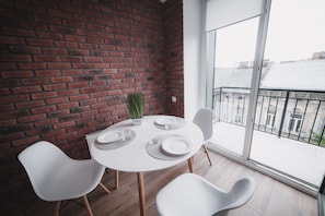 Apartamento clássico | Cozinha privada | Geladeira grande, micro-ondas, cooktop, chaleira elétrica