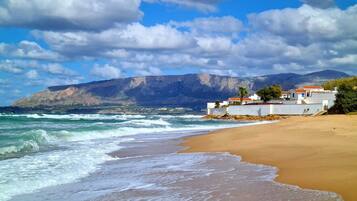 Sulla spiaggia, lettini da mare, teli da spiaggia