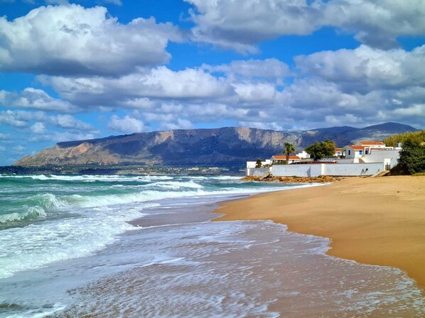 Plage, chaises longues, serviettes de plage