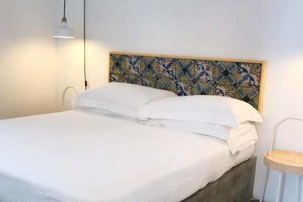 3 dormitorios, tabla de planchar con plancha, cuna de viaje