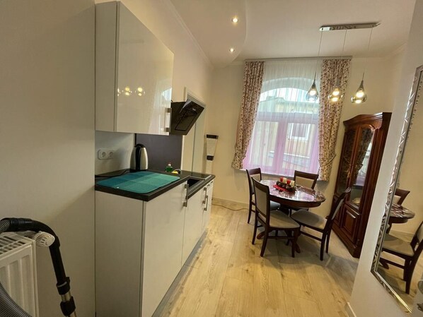 Kühlschrank, Mikrowelle, Herdplatte, Geschirrspüler