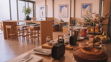 Petit déjeuner continental servi tous les jours en supplément