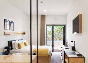 Habitación Deluxe doble, balcón, vistas al patio | Ropa de cama de alta calidad, colchones Select Comfort, minibar