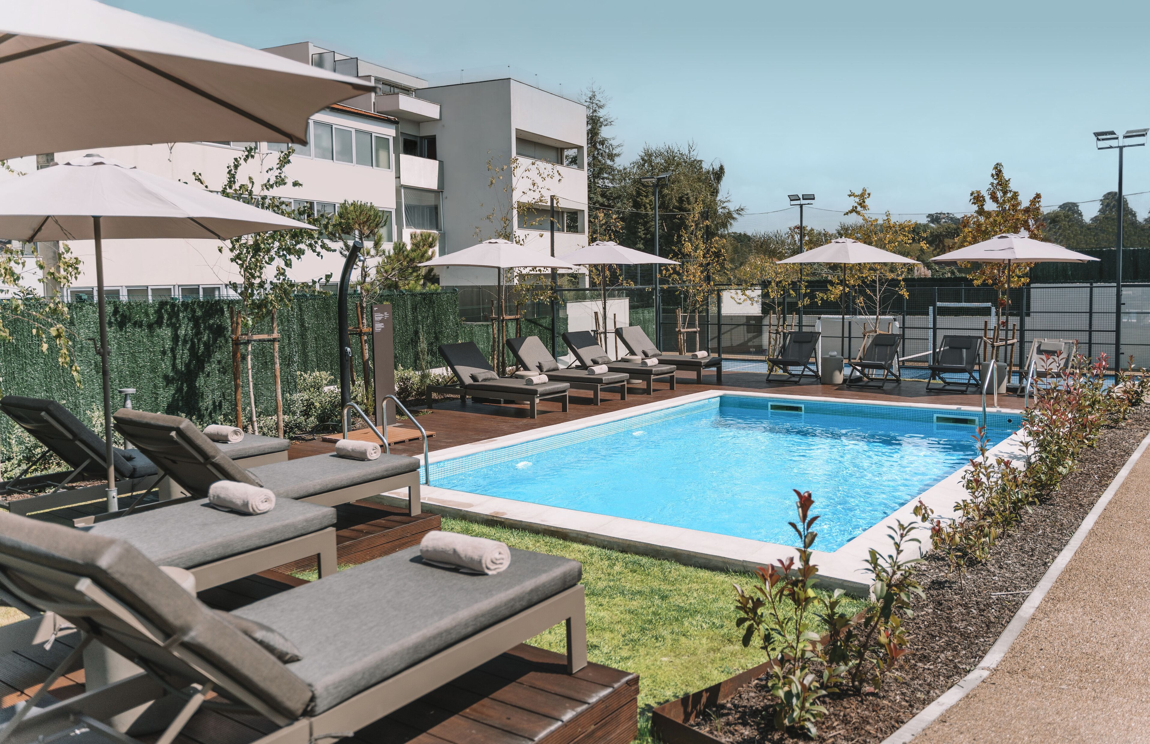 Piscine extérieure (ouverte en saison), parasols de plage