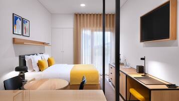 Deluxe-Doppelzimmer, Balkon, Blick auf den Innenhof | Hochwertige Bettwaren, Select-Comfort-Betten, Minibar, Zimmersafe