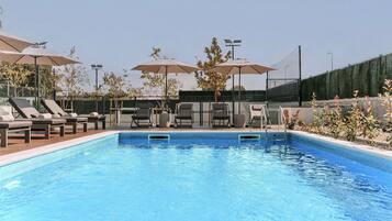 AuĂenpool (je nach Saison geöffnet), Sonnenschirme, LiegestĂŒhle