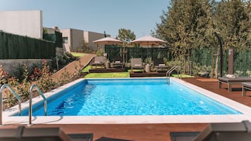 Außenpool (je nach Saison geöffnet), Sonnenschirme, Liegestühle