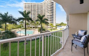 Property grounds - Beachfront 2BR/2BA condo with pool, wifi, and balcony on Marco Island. (Marco Island)