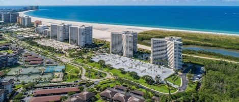 Un complejo turístico frente al mar con hoteles, piscina y campo de golf.