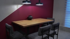 Full-sized fridge, microwave, stovetop, electric kettle - Kostjukowski apartments Nekrasova 45a (Lviv)