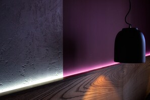 1 slaapkamer, luxe beddengoed, een bureau, een strijkplank/strijkijzer