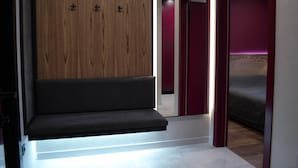 43-inch flat-screen TV with digital channels, TV, streaming services - Kostjukowski apartments Nekrasova 45a (Lviv)