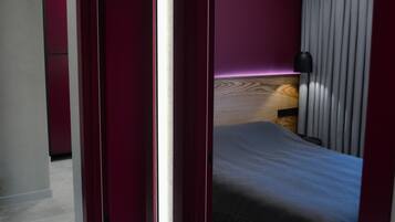 1 slaapkamer, luxe beddengoed, een bureau, een strijkplank/strijkijzer