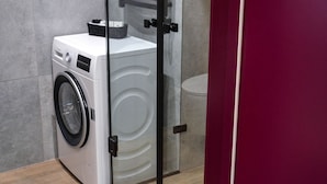 Shower, rainfall showerhead, designer toiletries, hair dryer - Kostjukowski apartments Nekrasova 45a (Lviv)