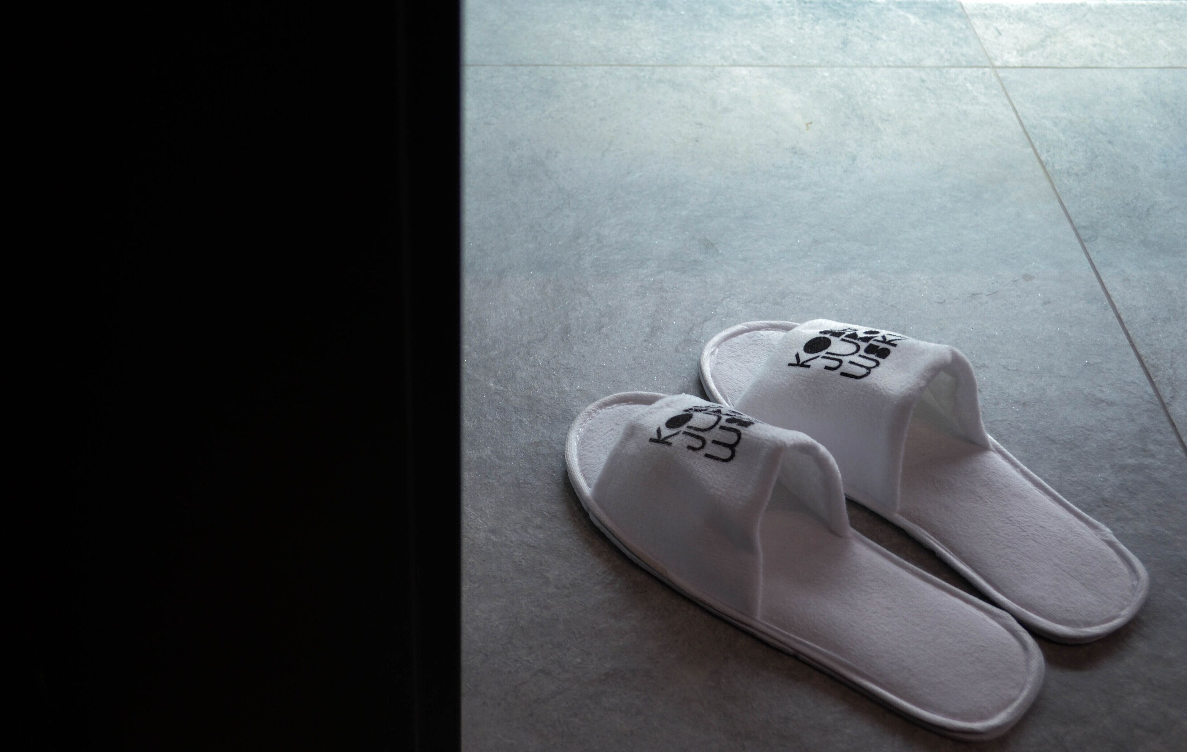 43 インチの薄型テレビ (デジタル放送視聴可)、テレビ、ストリーミングサービス