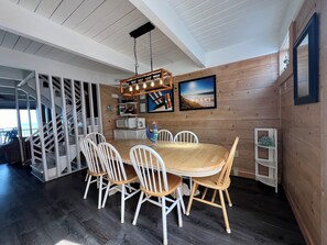 Dining - Beautiful, oceanfront 4 bedroom, 2.5 bath townhome located in midtown! (Ocean City)