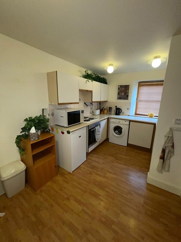 Casa (2 Bedrooms) | Cocina privada | Microondas y tetera eléctrica 