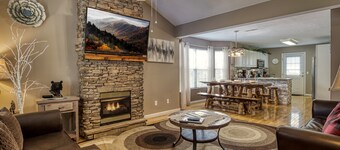 LITTLE PIGEON RIVER ACCESS-1 Mile to Pigeon Forge-Game room-Theatre system-Hot Tub and more