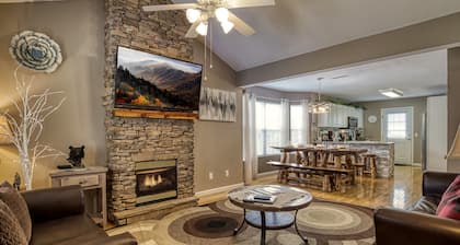 LITTLE PIGEON RIVER ACCESS-1 Mile to Pigeon Forge-Game room-Theatre system-Hot Tub and more