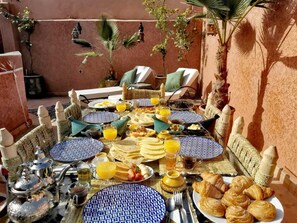 Outdoor dining - Close to everything in the medina - Authentic renovated Moroccan house (Marrakech)