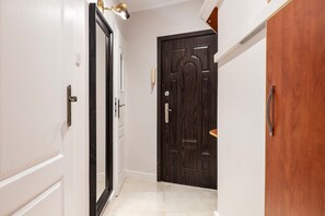 Appartement Deluxe | Coin séjour | Télévision LED de 45 pouces avec chaînes par câble, télévision