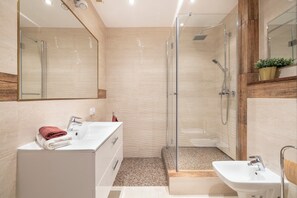 Apartamento luxo | Banheiro | Chuveiro, ducha de hidromassagem, secador de cabelo, bidê