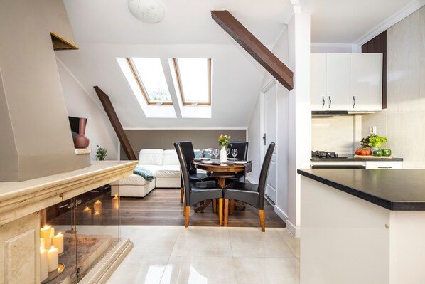 Appartement Deluxe | Coin séjour | Télévision LED de 45 pouces avec chaînes par câble, télévision