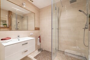 Departamento Deluxe | Baño | Regadera, regadera con hidromasaje, secadora de cabello, bidet 