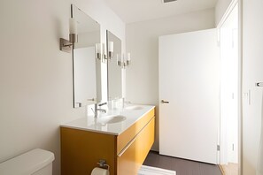 Haartrockner, Handtücher, Shampoo, Toilettenpapier