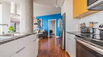 Frigorifero, microonde, forno, piano cottura