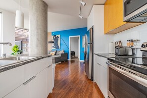 Réfrigérateur, micro-ondes, four, plaque de cuisson