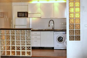Fridge, microwave, stovetop, coffee/tea maker
