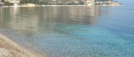 Una spiaggia nelle vicinanze, lettini da mare