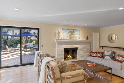 Pacific Retreat: Beautiful 3 Bedroom 2 Bonus Rooms/Generator/Hot Tub
