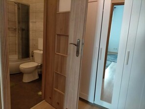 Shower, hair dryer, towels, soap - Bright Josefa Apartments for two (Kraków)